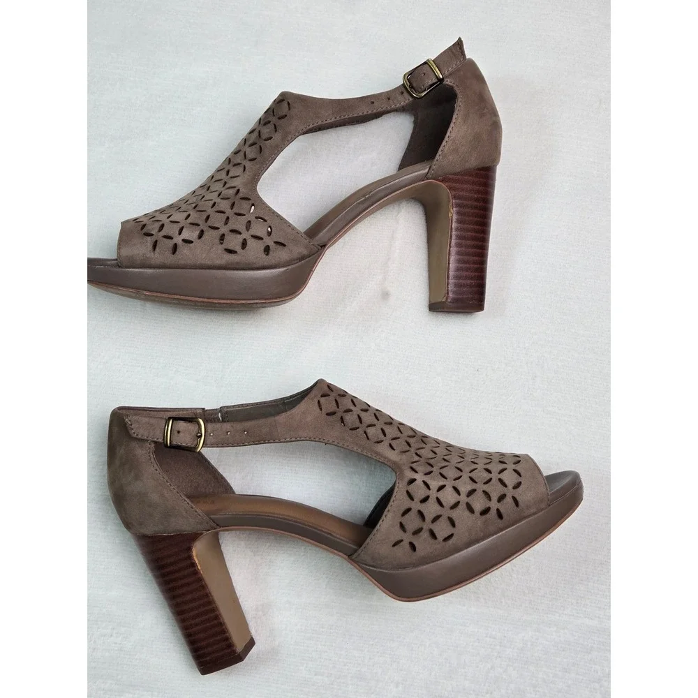 Clarks Artisan Taupe Suede Laser Cut Platform Block Heel Sandals Peep Toe 8 M